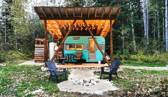 The Blaeberry Base Vintage Camper W/Outdoor Shower