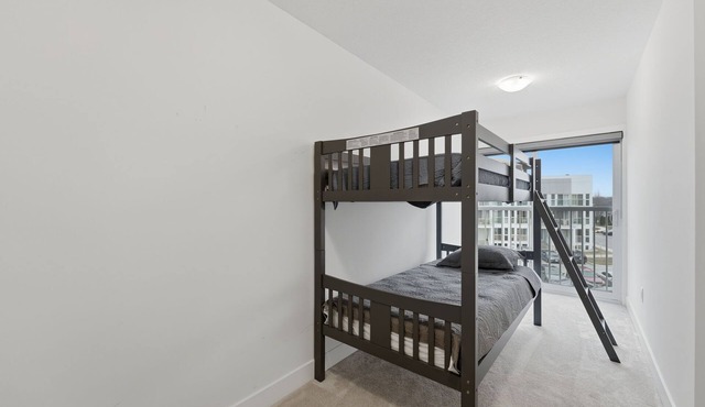 The Bloom- Executive stay. 10 minutes to Western University and London Airport.