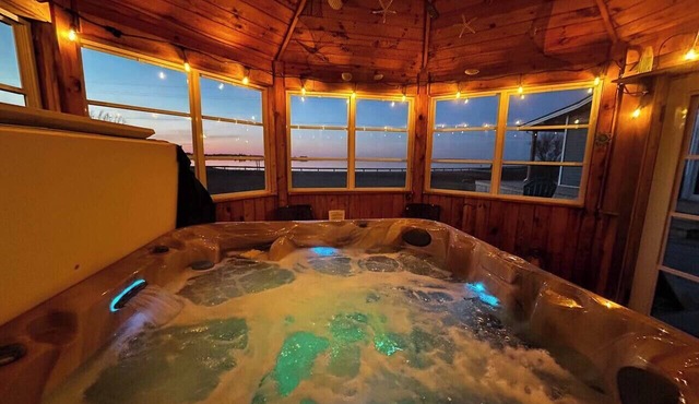 The Blue Buoy by MemoryMakerCottages with Hot-tub!
