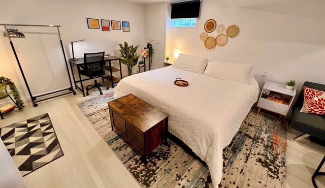 The Boho Oasis: Luxurious Studio Apartment, Quiet Court, Close to All Amenities!