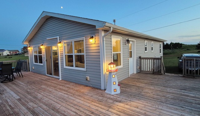 The Cape Islander: Seaside Cottage with Bunkhouse in Serene Sea View