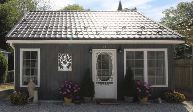 THE "clean" LITTLE BLUE COTTAGE - BEACHTOWN DT GRAND BEND -ONTARIO