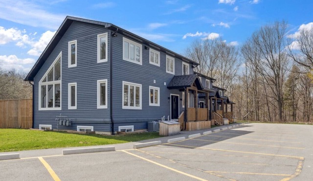 The Cottages at Blue: 21 BDR Triplex for 44 Guests
