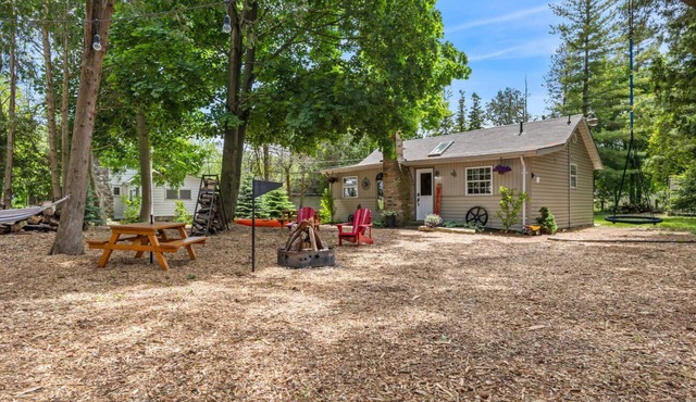 The Cozy Cabin in Port Franks! Close to the Beach! The Perfect spot to Relax!