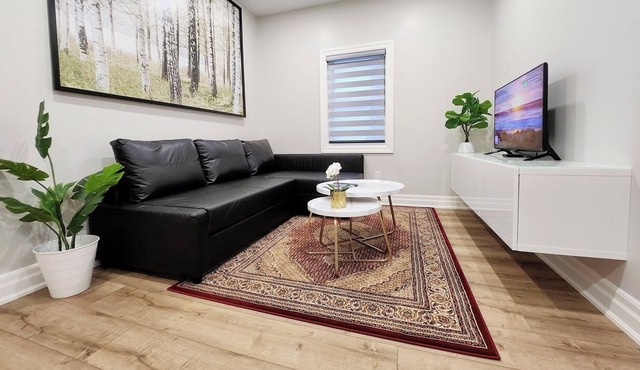 The Cozy Cove Modern King-Bedroom Full Apartment