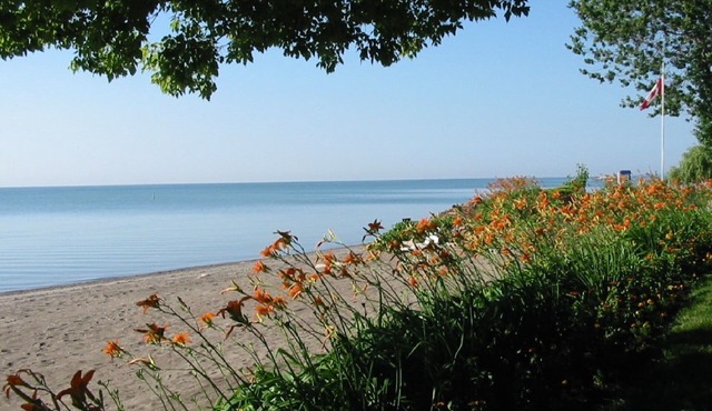 The Douglas Family Cottage - Perfect Waterfront Getaway with Large Beach