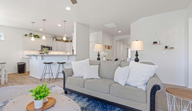 The Explorer! Extra Game Room, Fire pit Sleeps 10! in Caldwell