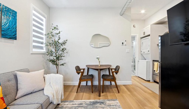 The Garden Suite in London, On 1BR, 1B with free washer and dryer in London