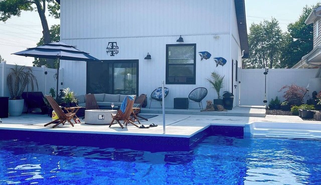 The Grand River Retreat. Pool/hot tub avail Sep