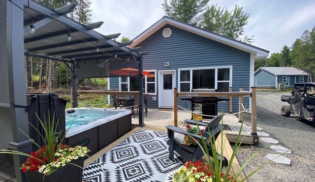 The Hideaway Cottage with Hot tub