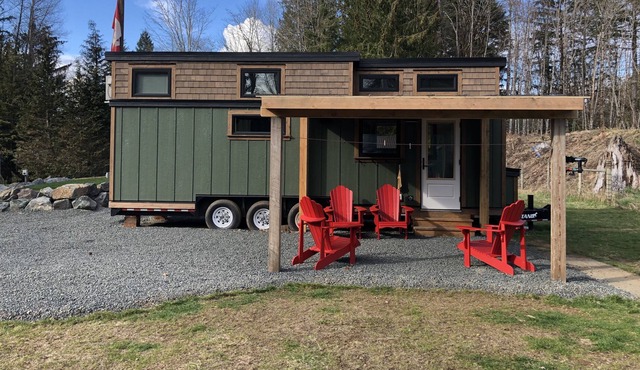 The Hummingbird - On Quiet Country Acreage - With A/C