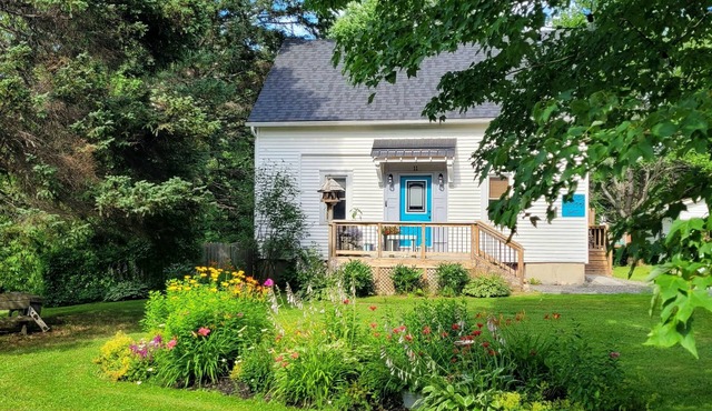 The King's Hideaway/hot tub/Mactaquac Prov.Park/golf/18 min.from F’ton