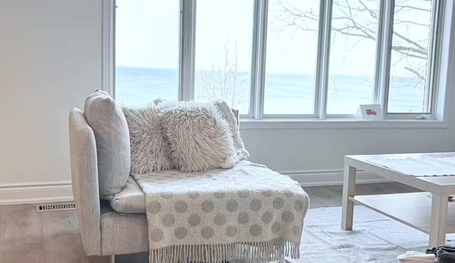 The Lakeside Retreat on Lake Ontario, Wineries & best of Niagara experiences!