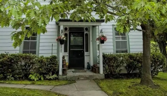 The Lilypad: perfectly located cozy, main level 1-bedroom in quaint old house in Newmarket