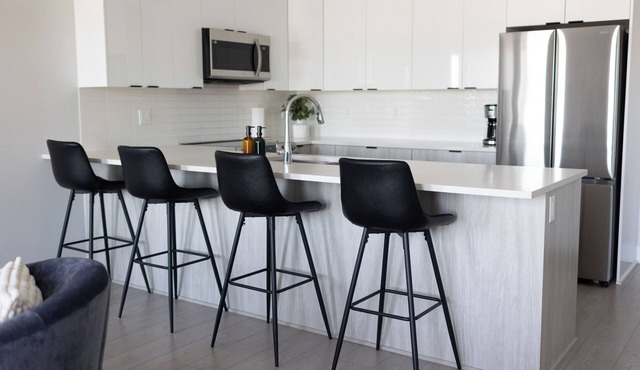 The Logan Residence, 2-bed, 2- full bath Suite - In the Heart of Langley City