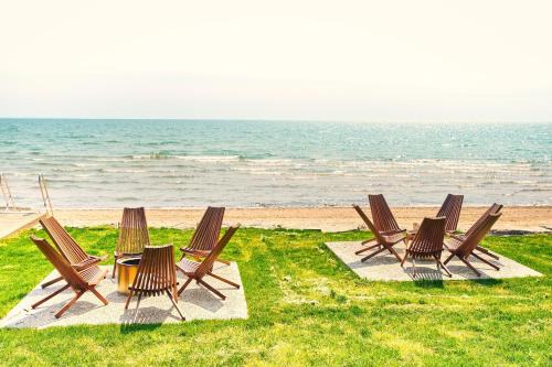 The Long Beach Resort - Beachfront Cottages & Townhouse Suites