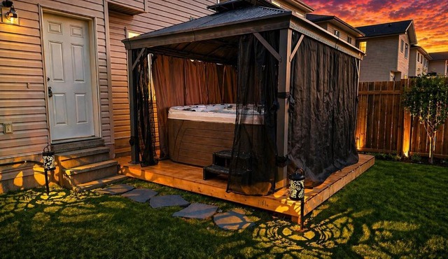The Manning Luxury Retreat - Hot Tub