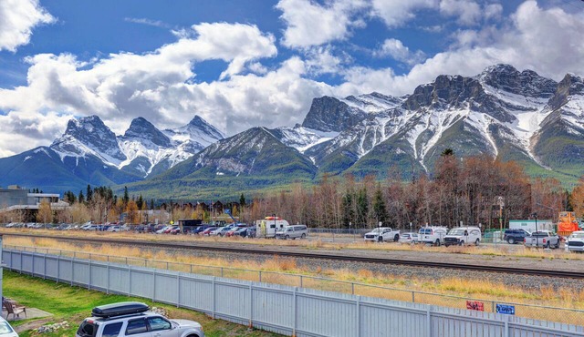 The Mountain View | Amazing Views, Private Hot Tub, Centrally Located