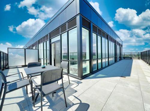 The Panorama Penthouse - 180 Views and Free Parking by Instant Suites