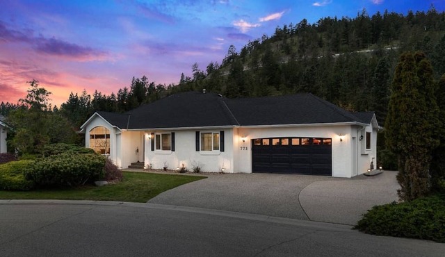 The Perfect Kelowna Getaway + Hot tub+2 Fireplaces