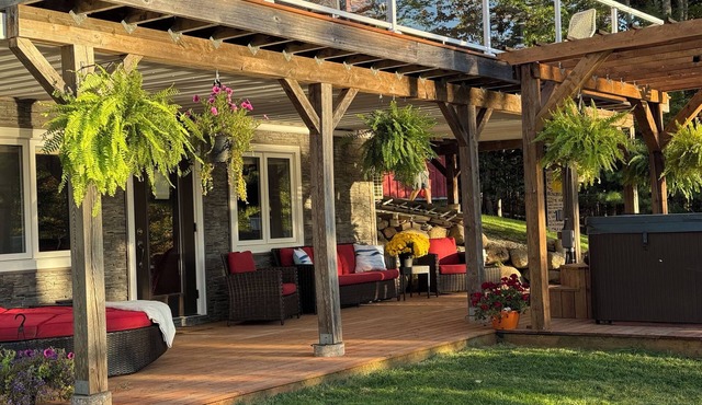 The Red Horseshoe Retreat with HOT TUB