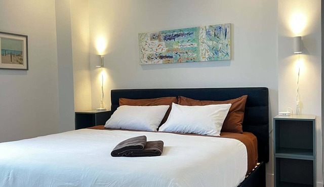 The Royal Perch, King Bed, Downtown Views, AC
