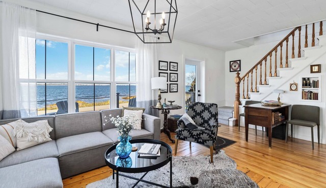 The Salty Cribb II- Private oceanfront vacation home just minutes from Lunenburg