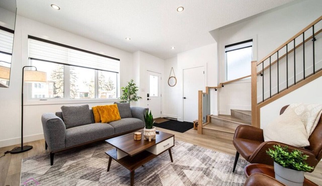 The Sherwood | AirCon | Near WEM & DT | Sleeps 10! in Edmonton
