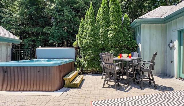 the Stonewood, Hot tub, King Bed