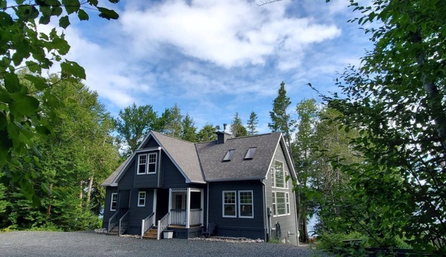 The Sunrise - Peaceful Waterfront Cottage on Dunlop Lake in Elliot Lake