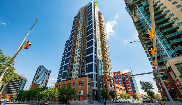 The Urban Peak »19th Floor » Mountain & City Views