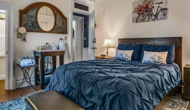 The Woodbridge House in Kingsville-5 beds, 6 baths