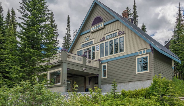 This 6 bedroom, duplex is the perfect location for your Silver Star adventures.
