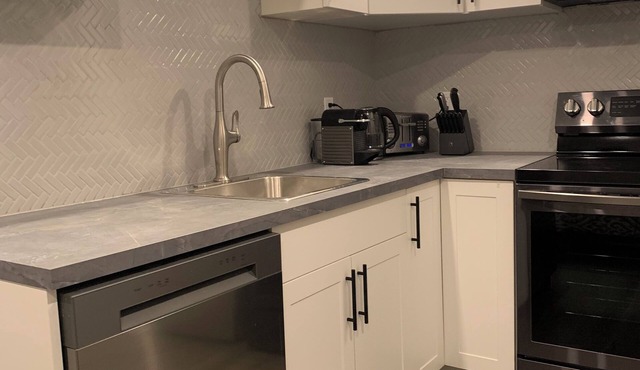 This cozy studio apartment has an ideal location in the heart of downtown.
