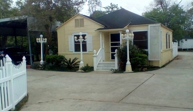 This location has it all for country comfort near the bay and beach! in Bacliff