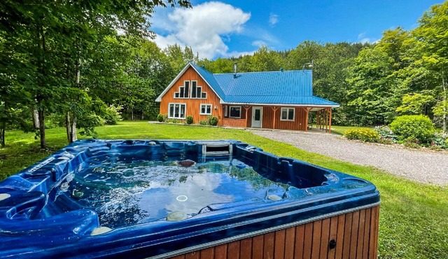 This rustic chalet has 3 bedrooms and can accommodate up to 8 people. in SAINT RAYMOND
