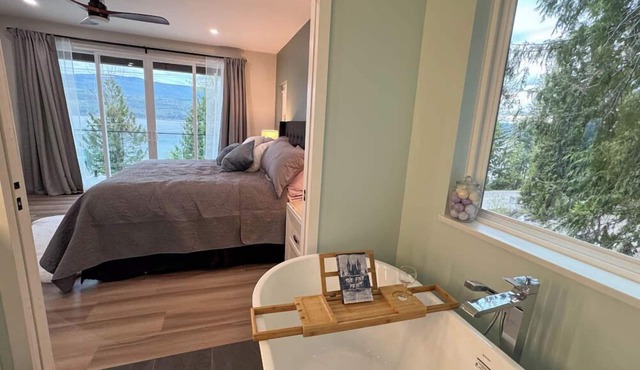 Thistle Dew Lake House with Private Beach & Buoy! Shuswap Lake