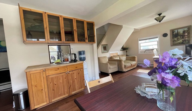 Thousand Island Kingston Cozy Two Bedroom Cottage + DINNER & BREAKFAST(EXTRA)