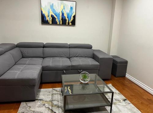 Three Bedrooms House in Mississauga with free parking Conveniently located with easy access to the airport downtown Toronto major malls and highways for a seamless stay