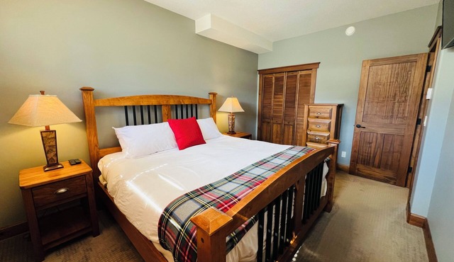 TimberStone 6 - Golf - Ski - Hike - Chill - Private Hot Tub - Sleeps 6