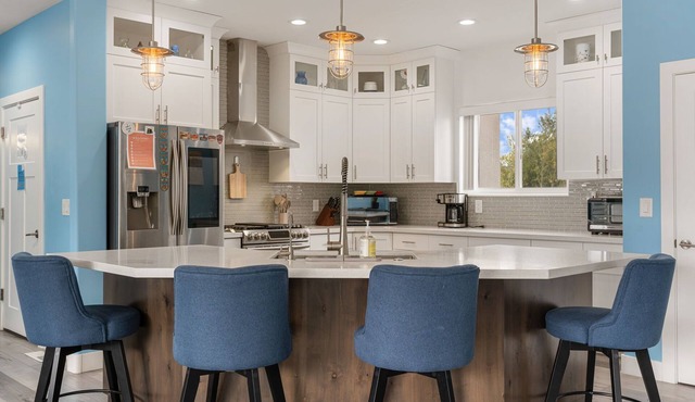 Timeless Hive: Dual Primary + Dual Kitchen, Five-Bedroom, 3600 SF Family Retreat in Parowan