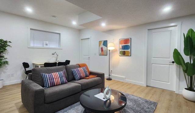 TNC Stays Luxurious Modern Suite - 85inch TV, Private Entrance in Calgary South