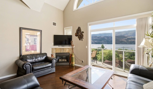 Top Floor Condo with Lake View and Loft in Downtown Kelowna