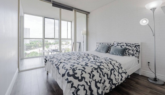 Top Luxury ~ Condo ~ Mississauga ~ Pool ~ Gym