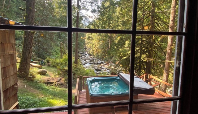 Total Seclusion, 50 Private Acres, 2000 Ft Riverfront, Mountain Cabin, Hot Tub in Baring