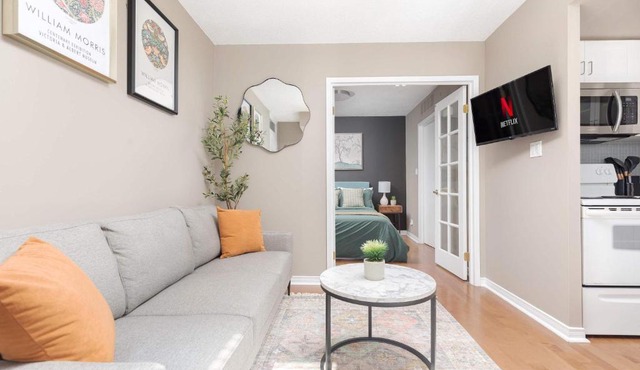 Town House by Exhibition and BMO Field - Sleeps 2