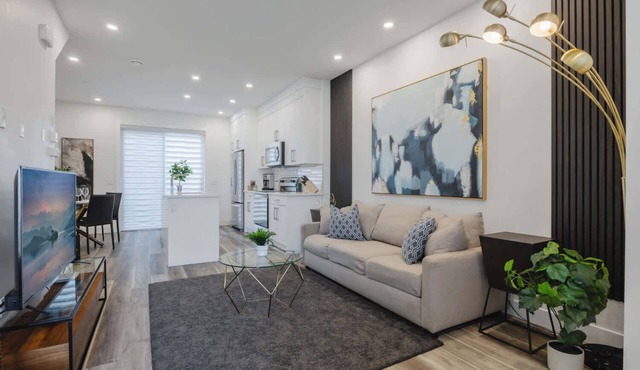 Townhome w/Free Parking, King Bed & Pet Friendly