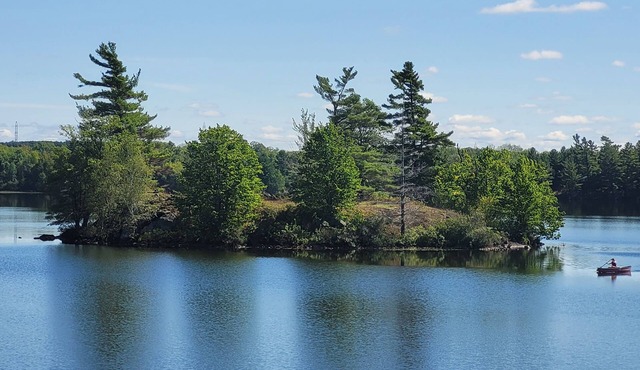 Tranquil 3-bedroom lakefront get away