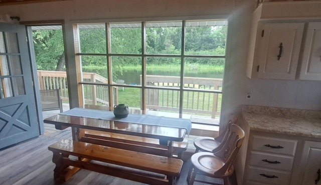 Tranquil, cozy cottage just steps from the river with miles of boating fun!