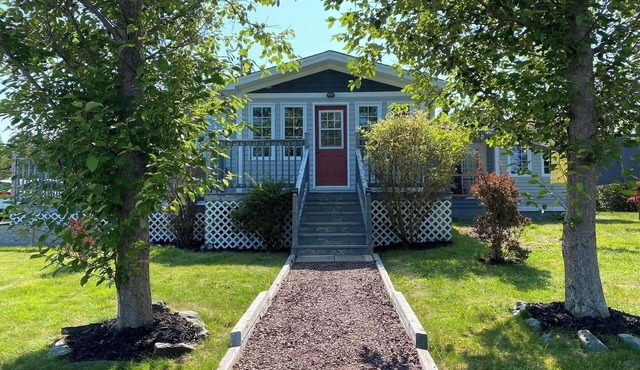 Tranquil Harbourview Cottage: Oceanfront Escape in Green's Harbour, NL